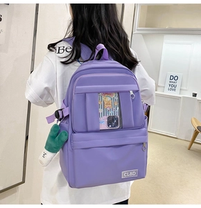 Détail d'un sac à dos en nylon lilas avec fenêtre PVC transparente et illustration d'ours