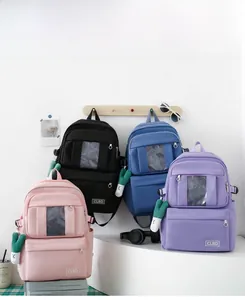 Vue détaillée de sacs à dos en nylon en plusieurs couleurs avec poches avant transparentes