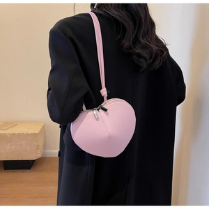 Vista dettagliata della borsa a tracolla rosa a forma di cuore con cerniere in argento