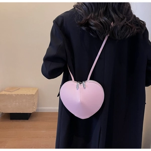 Dettaglio del retro della borsa a tracolla rosa a forma di cuore in pelle liscia