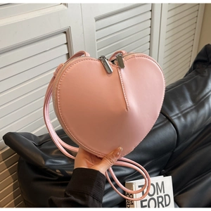 Dettaglio della borsa a cuore rosa in pelle PU con doppia cerniera metallica robusta