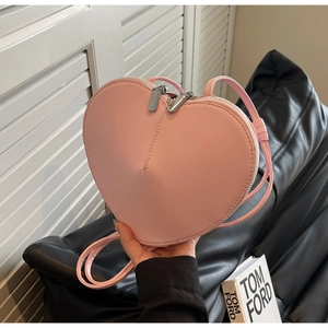 Dettaglio della borsa rosa a forma di cuore in pelle opaca con doppia cerniera lampo