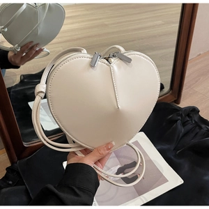 Vista dettagliata della borsa bianca a forma di cuore con texture in pelle premium