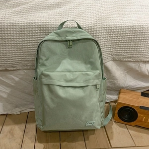 Zaino minimalista in nylon verde chiaro da donna con un design elegante e capiente