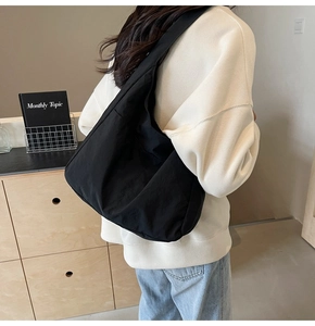 Bolso bandolera de media luna en nailon negro grande para un estilo casual diario