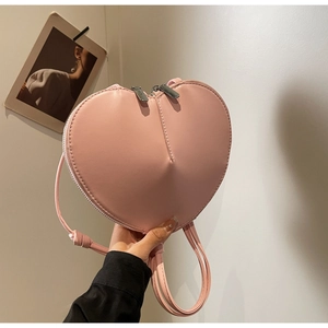 Borsa a tracolla rosa a forma di cuore con doppia cerniera metallica e finitura in PU