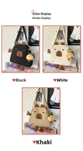 Présentation de sacs bandoulière en nylon noirs, blancs et kaki avec breloques mignonnes