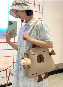 Détail du sac bandoulière en nylon motif Capybara avec oreilles 3D et pendentif