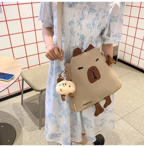 Détail du sac bandoulière Capybara en nylon beige avec oreilles 3D et porte-clé peluche