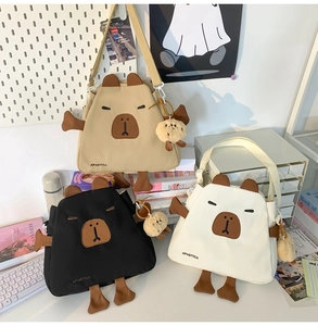 Détail des jolis sacs à bandoulière en nylon en forme de capybara avec peluches