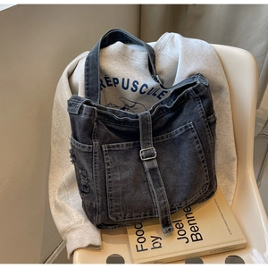 Modische dunkelgraue Umhängetasche aus gewaschenem Denim mit Kontrastnähten und Metallschnalle