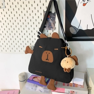 Sac bandoulière en nylon noir style dessin animé avec sangle réglable et peluche décorative