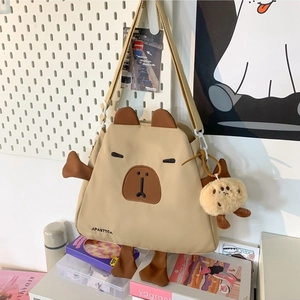 Sac bandoulière Capybara en nylon beige avec broderie et porte-clés en peluche doux