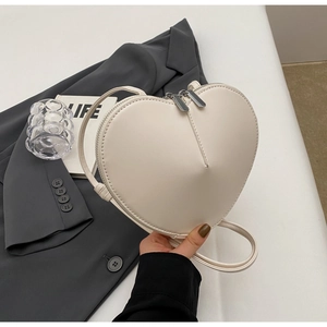 Dettaglio della borsa a tracolla a forma di cuore bianco crema con doppie cerniere