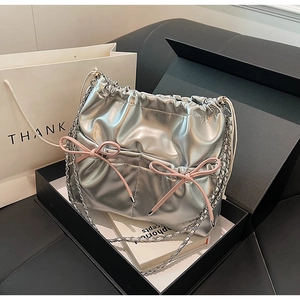 Sac bandoulière en cuir PU argenté avec nœuds roses et bandoulière chaîne à cordon
