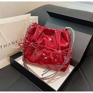 Sac bandoulière en cuir PU rouge brillant avec cordon de serrage et chaîne argent