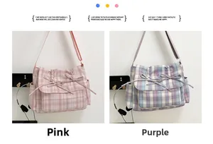 Gros plan détaillé des sacs bandoulière en nylon à carreaux avec nœuds roses et violets