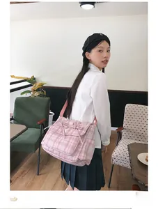 Sac bandoulière en toile à carreaux roses avec nœuds et bandoulière réglable