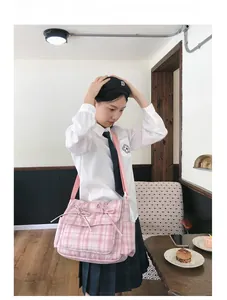 Sac bandoulière en nylon à carreaux roses avec nœuds décoratifs et bandoulière