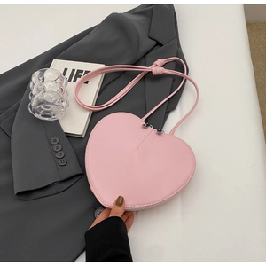 Vista dettagliata della borsa rosa a forma di cuore con finta pelle liscia e doppia cerniera