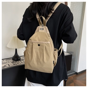 Détail du sac à dos en nylon kaki avec fermeture triangulaire et fermoir pivotant argent