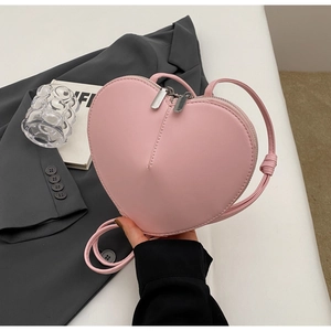 Dettaglio borsa a tracolla rosa a forma di cuore in pelle PU con tracolla annodata