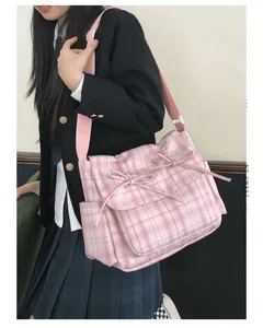 Sac fourre-tout en toile à carreaux roses avec rubans décoratifs et poches latérales