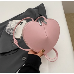 Dettaglio della borsa a tracolla rosa a forma di cuore in pelle PU con zip in metallo argento