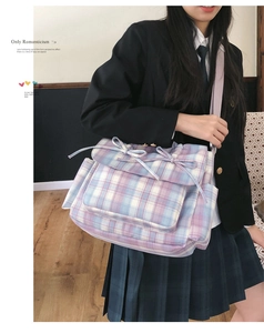 Vue latérale du sac messager en nylon à carreaux bleu et violet avec nœud décoratif