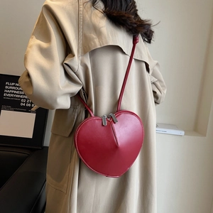 Borsa a tracolla a forma di cuore in pelle rosso scuro con doppia cerniera in metallo