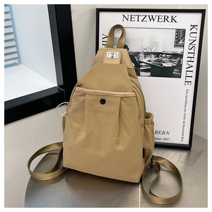 Sac à dos multifonctionnel en nylon kaki avec poignée et boucle sur table en métal