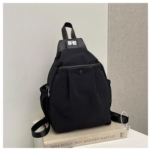 Sac à dos et bandoulière polyvalent en nylon noir pour femme avec un design minimaliste