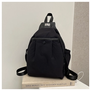 Sac à dos polyvalent en nylon noir avec poches plissées et fermoir en métal argenté