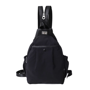 Sac à dos polyvalent en nylon noir avec boucle métallique et sangles réglables
