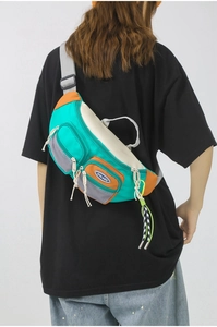 Détail du sac bandoulière en nylon color-block avec poches en filet et sangle réglable