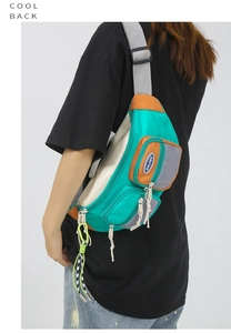 Détail du sac bandoulière en nylon tricolore avec poche filet et sangle réglable