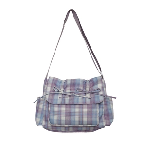 Sac bandoulière minimaliste en nylon à carreaux bleu et violet avec détails nœuds
