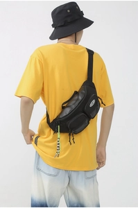 Détail du sac bandoulière sport noir en nylon avec poches filet et lanière à damier