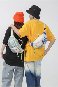 Détail de sacs bandoulière cargo en nylon avec plusieurs poches et panneaux en filet