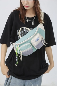 Détail du sac bandoulière en nylon avec poches en filet vert menthe et sangle beige