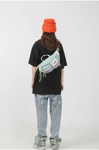 Détail du sac bandoulière en nylon vert menthe avec poche filet et sangle réglable