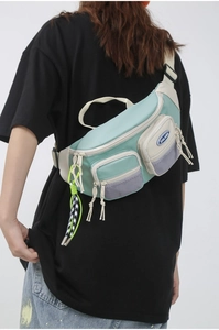 Détail du sac bandoulière en nylon vert menthe avec poches en filet et cordon tissé
