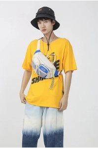Détail d'un sac de poitrine multifonctionnel blanc cassé avec poches en filet bleu et zip