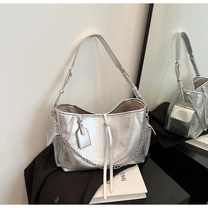 Metallic silver PU leather shoulder bag with chic chain details and crinkle texture