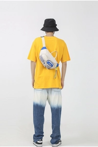 Détail d'un sac bandoulière blanc en nylon avec poches filet bleues porté sur le dos du mannequin