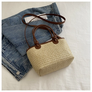 Sac à main en paille tressée beige avec poignées en cuir marron et bandoulière