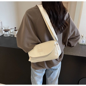 Nahaufnahme der cremefarbenen Nylon-Umhängetasche mit breitem Gurt in der Rückansicht