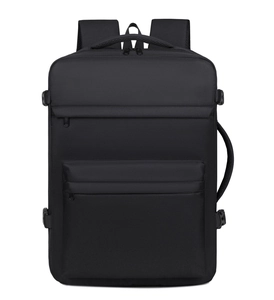 Detail aus wasserdichtem schwarzem Oxford-Stoff und Reißverschlusstaschen am Rucksack