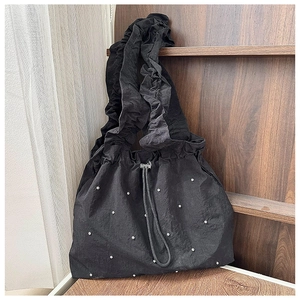 Borsa a mano in nylon plissettato nero con perline bianche e chiusura a coulisse
