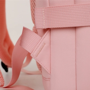 Detailansicht des wasserabweisenden Oxford-Rucksacks in Rosa mit verstärkten Nähten und Trägern